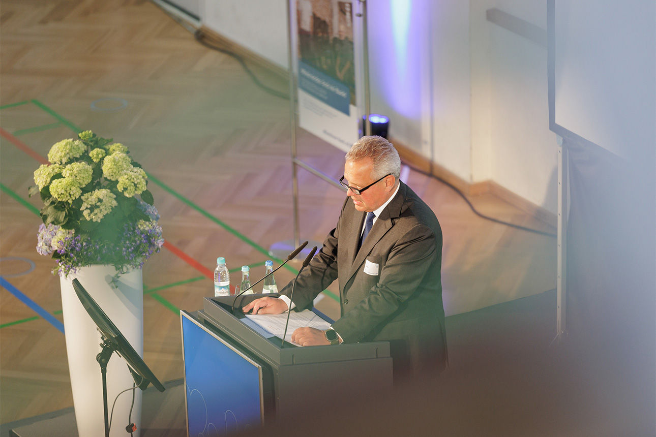 Ein Mann steht auf einem Podium und hält eine Rede