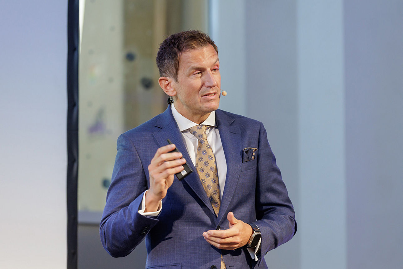 Ein Mann steht auf einem Podium und hält eine Rede