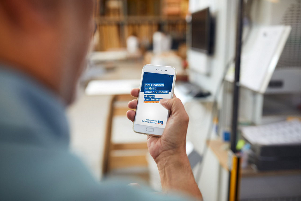 Mann blickt auf Smartphone