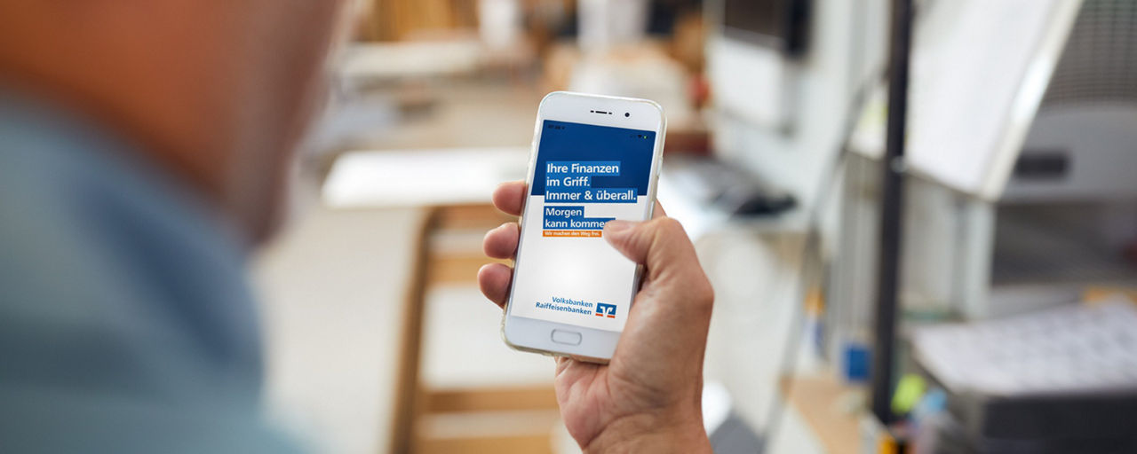 Mann blickt auf Smartphone