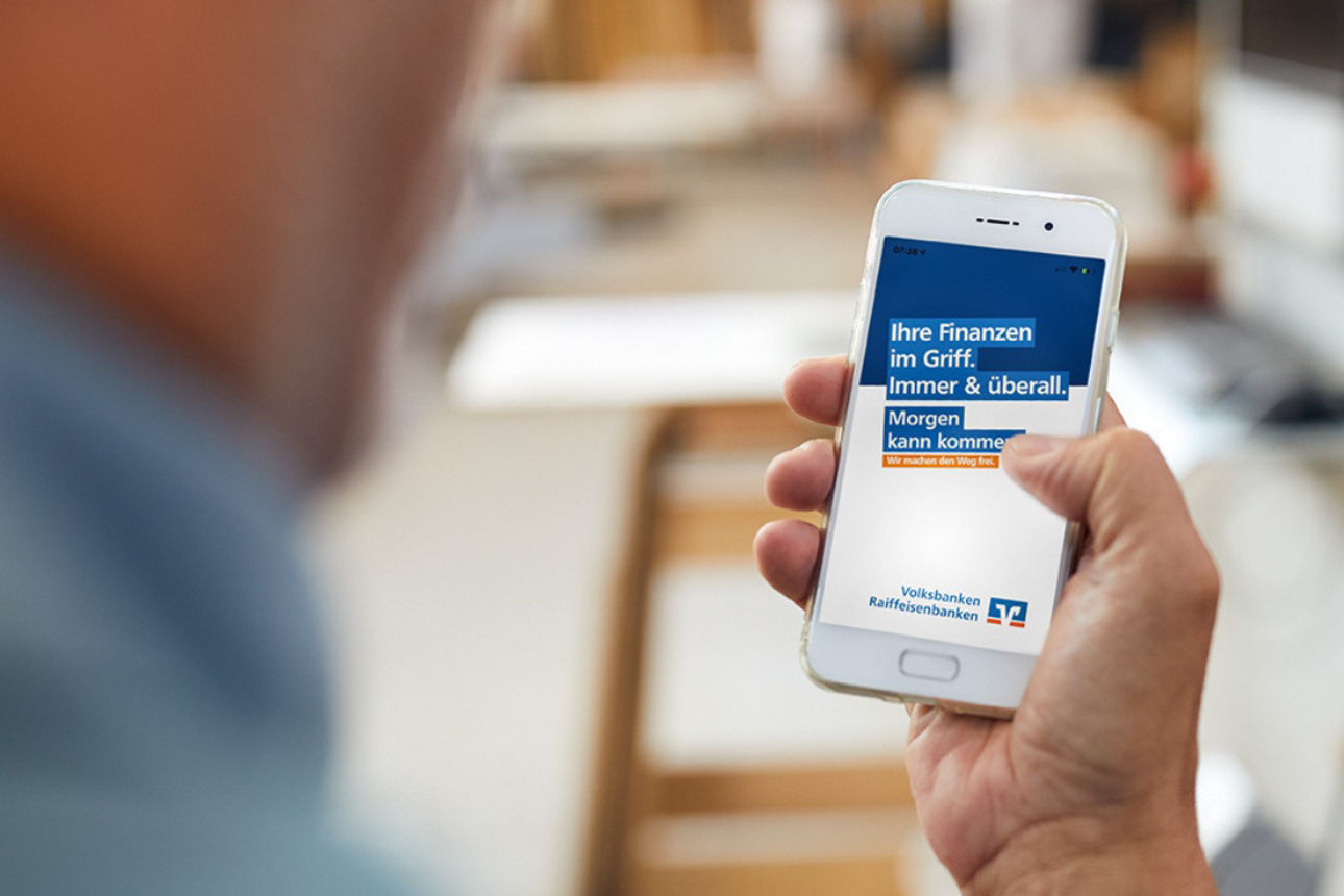 Mann blickt auf Smartphone