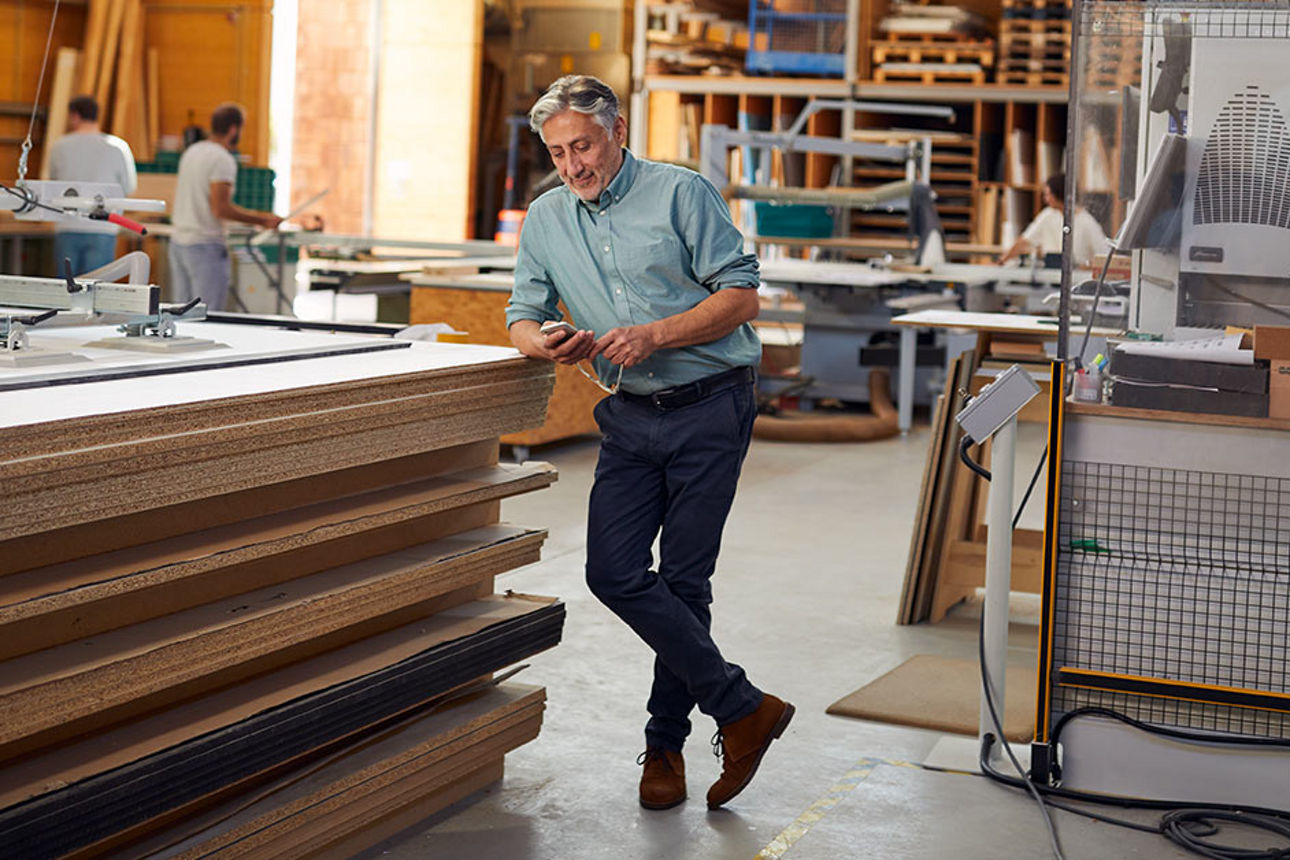 Geschäftsführerin eines Unternehmens im Gespräch mit ihrem Bankberater