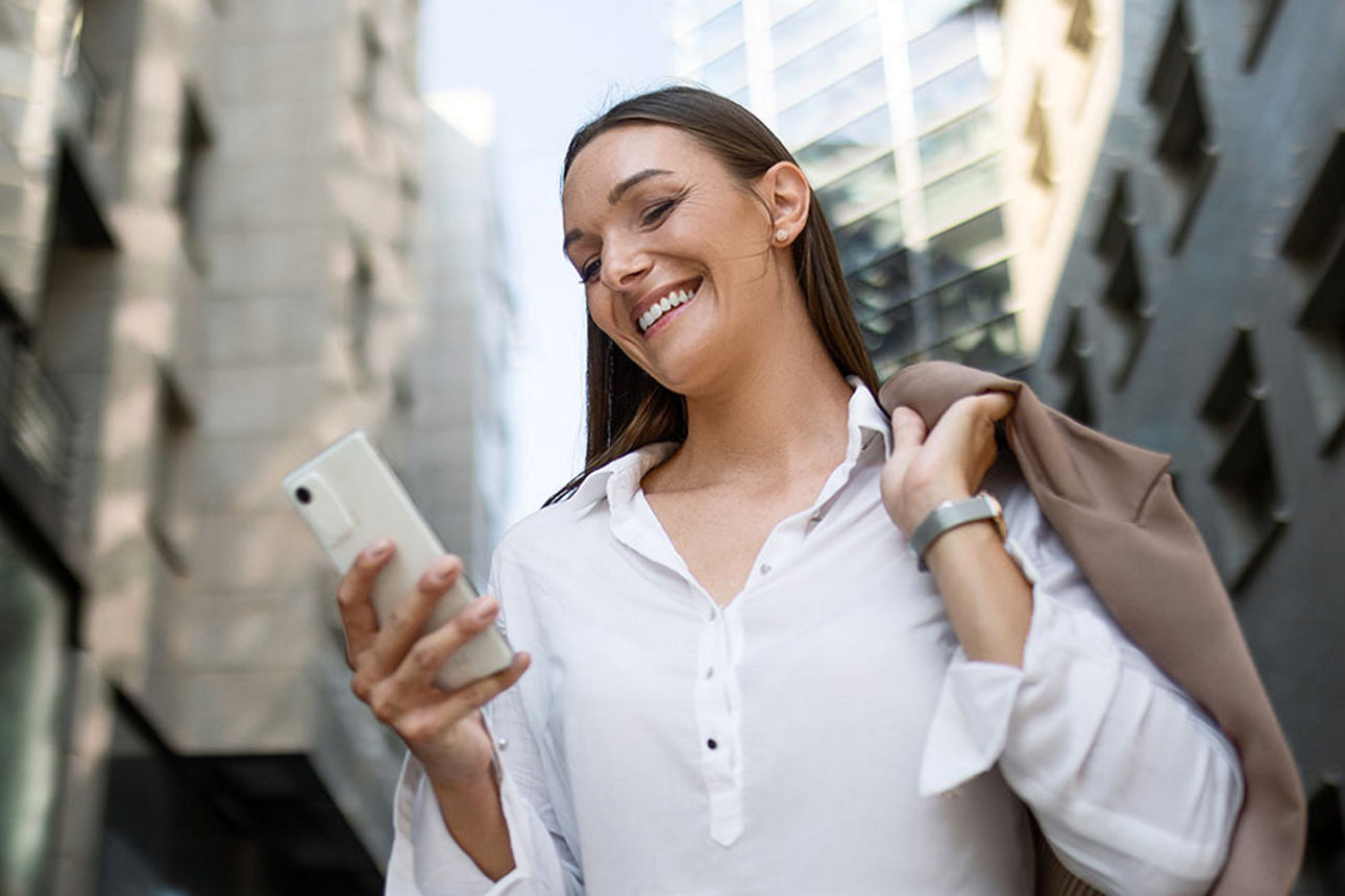 Frau mit Smartphone