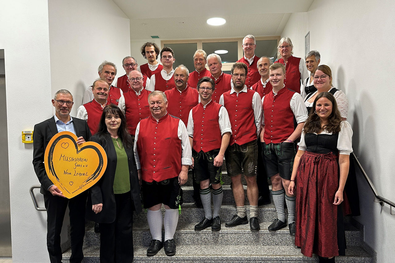 Bild mit viele Menschen in roten Leiberln