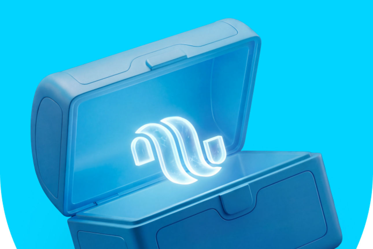 Blaue Schatzkiste mit einer leuchtenden moneywave Welle