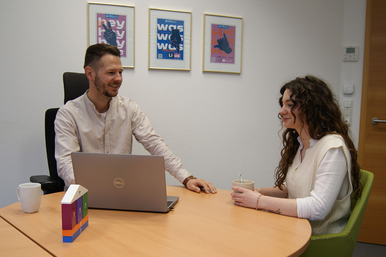 Berater berät eine junge Kundin