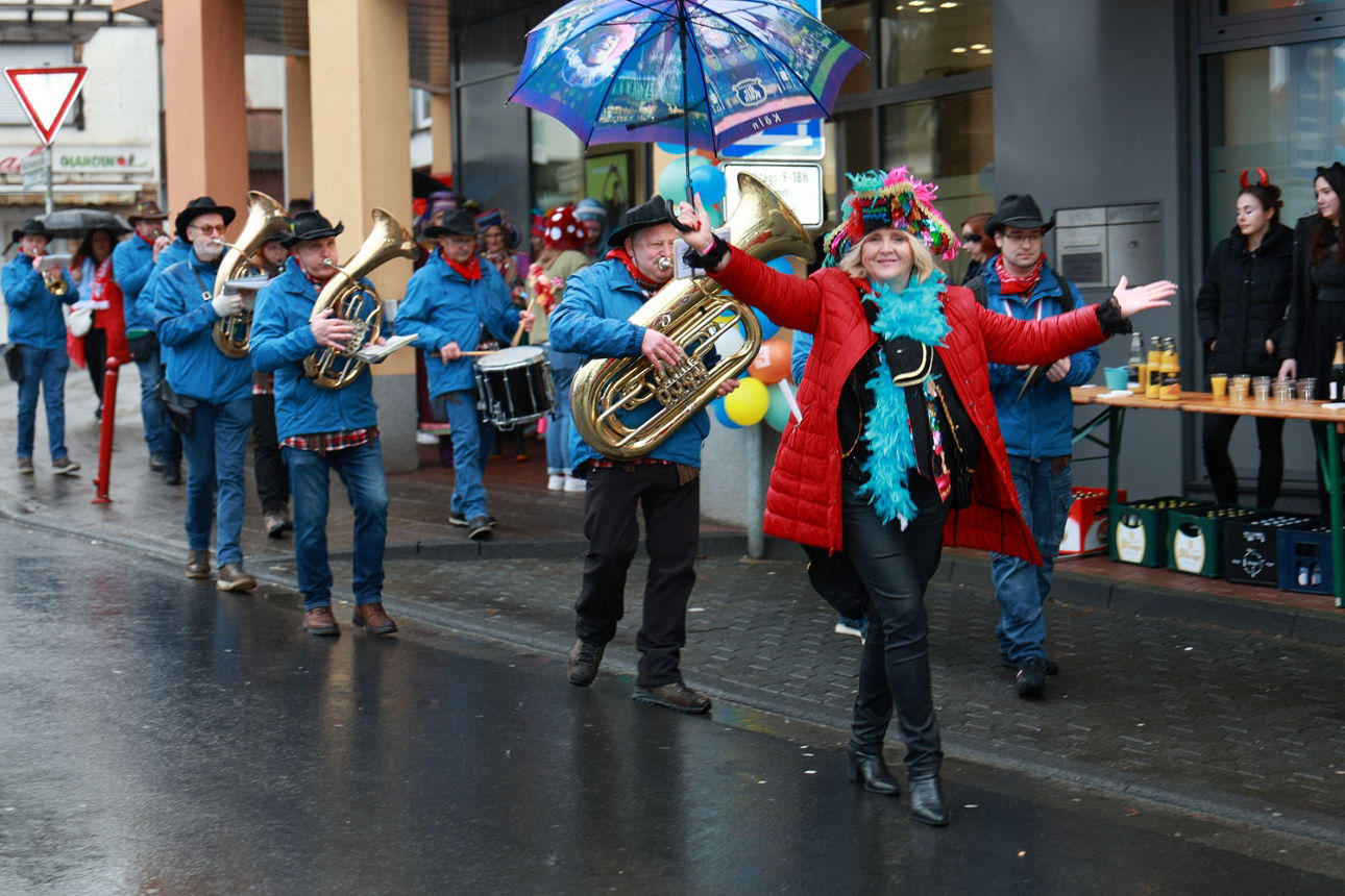 Die Obermöhn aus Neustadt führt den Möhnenzug und die Musikgruppe an
