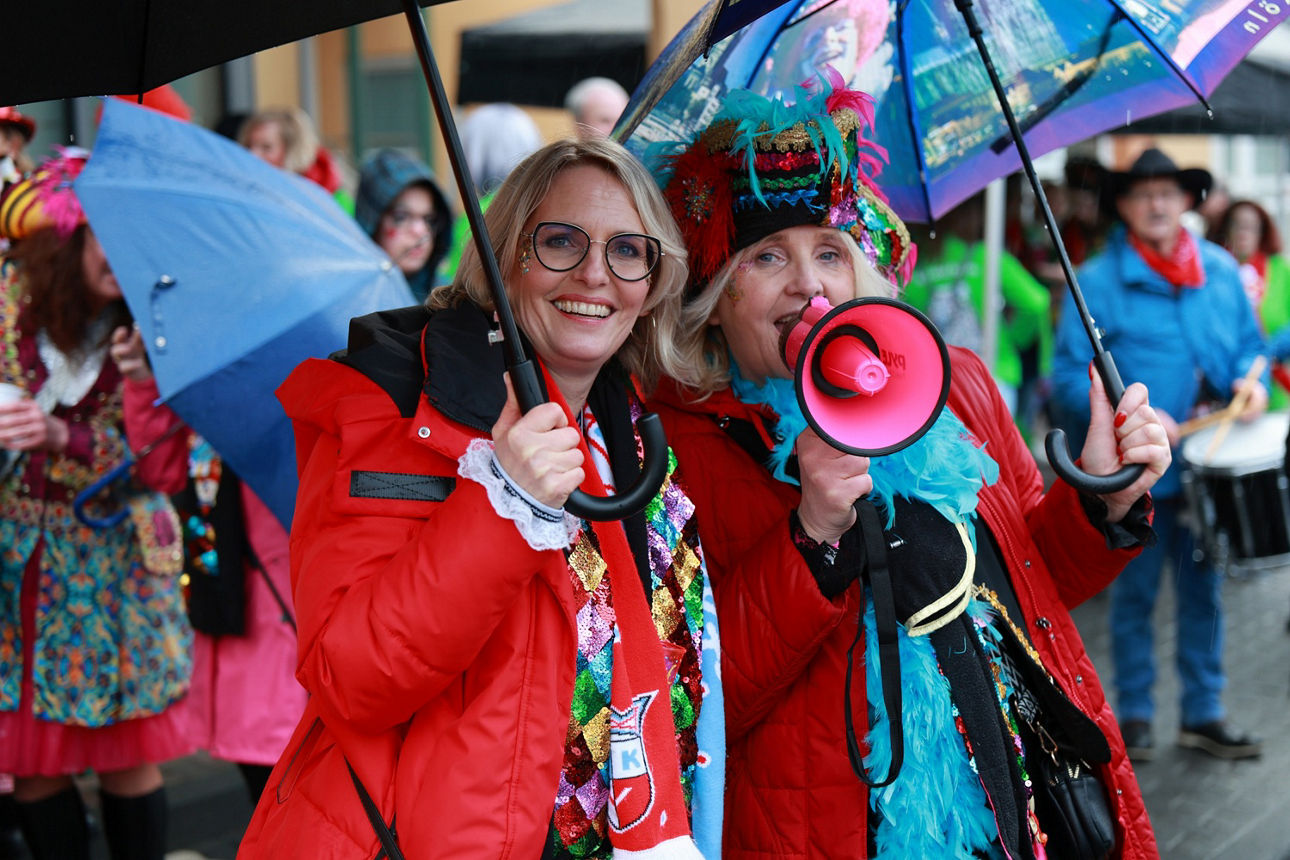 Die Obermöhn spricht ins Megafon, während eine andere Möhn neben ihr einen Regenschirm hält