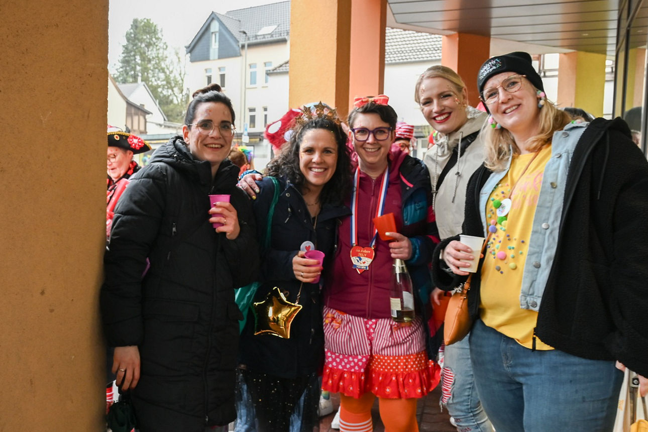 Eine Gruppe aus fünf Frauen in unterschiedlichen Kostümen hat sich zum Gruppenfoto aufgestellt
