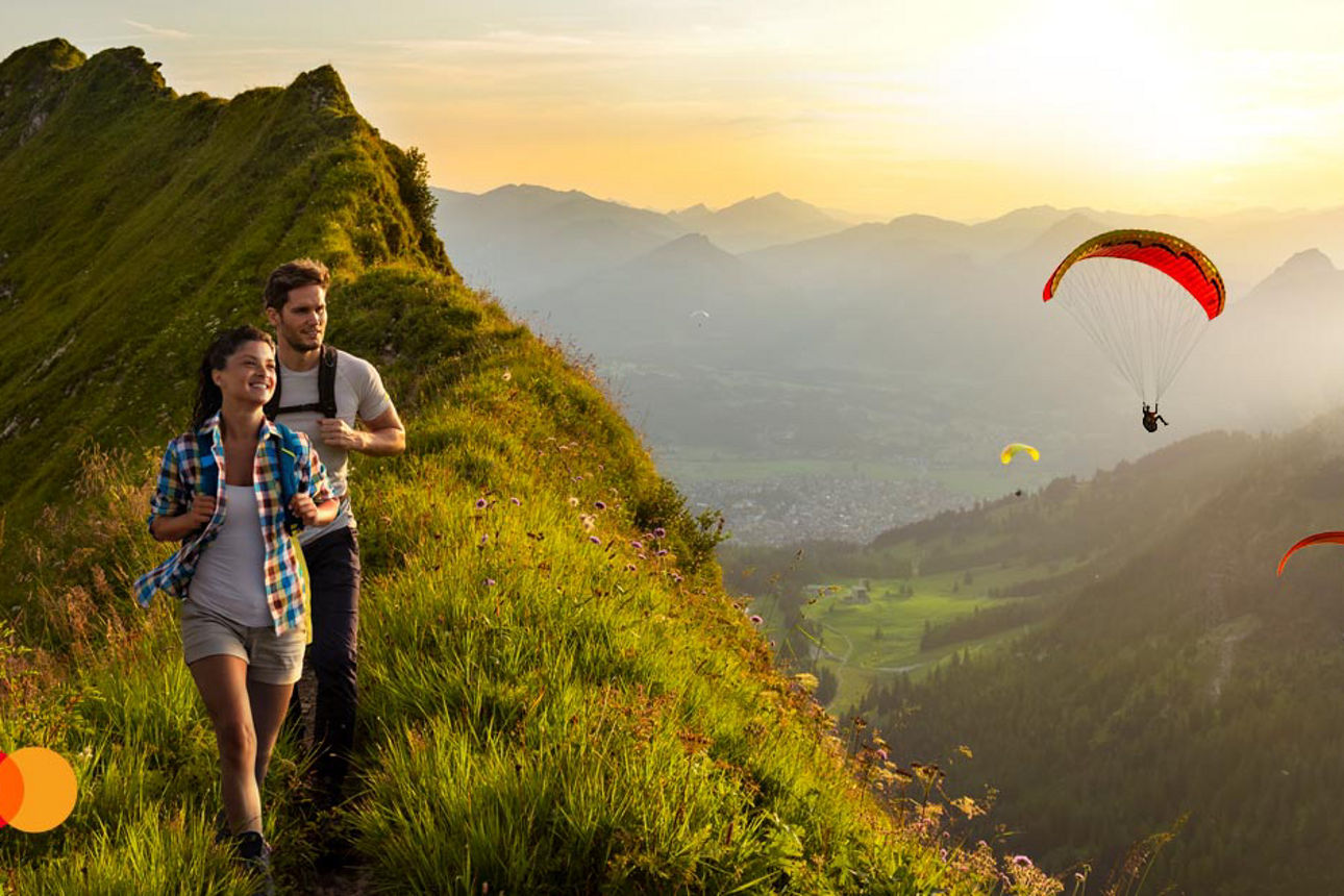 Ein Mann und eine Frau wandern auf einem Berg bei schönem Sonnenuntergang