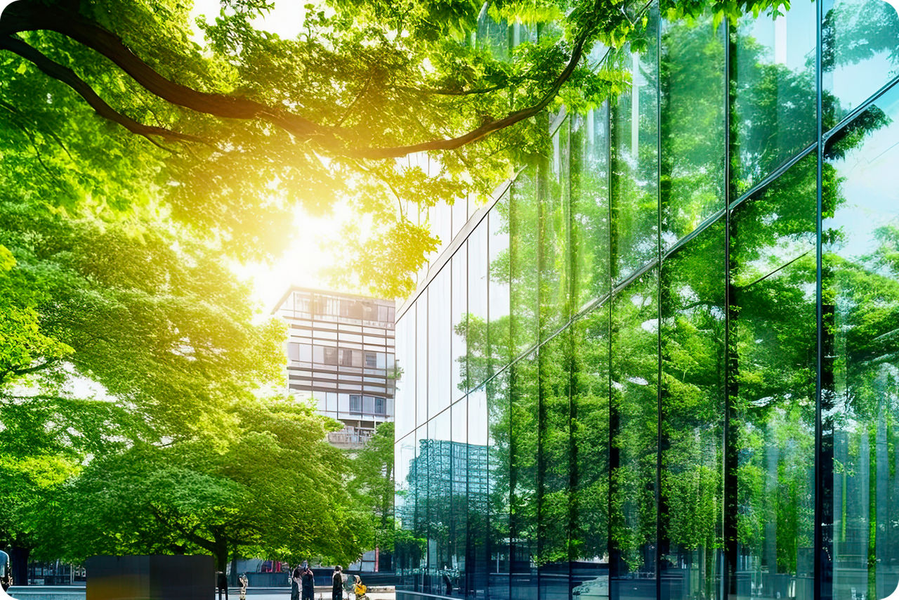 Ein grüner Park vor einem Bürogebäude