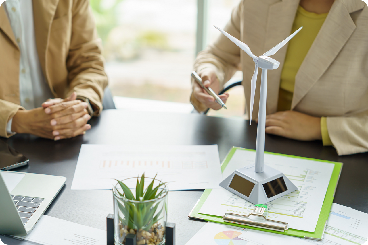 Ein grüner Park vor einem Bürogebäude