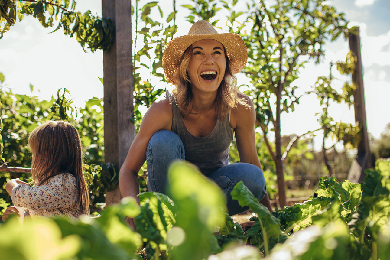 Mutter und Kind im Gemüsebeet