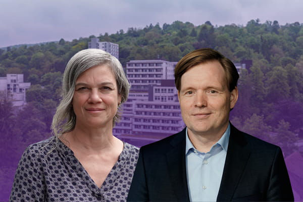 Zwei Personen vor einem Gebäude