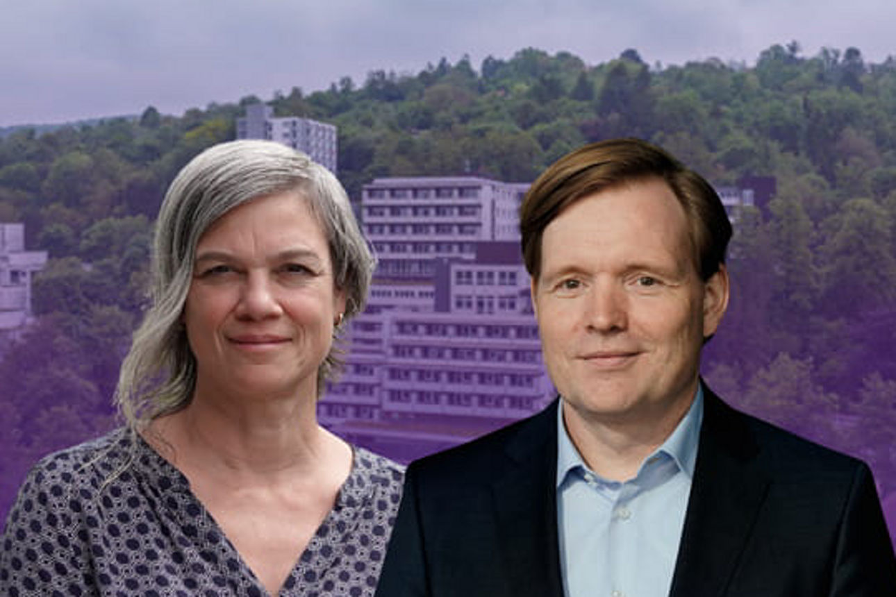 Zwei Personen vor einem Gebäude