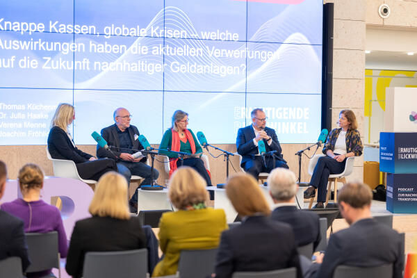 Diskussion über die Auswirkungen der geopolitischen Krisen auf die nachhaltige Geldanlage beim LebensWert-Treff der Evangelis