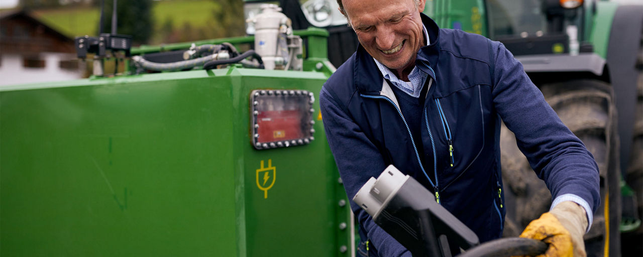 Mann mit Traktor
