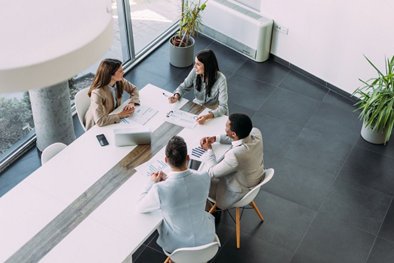 Team an einem Besprechungstisch