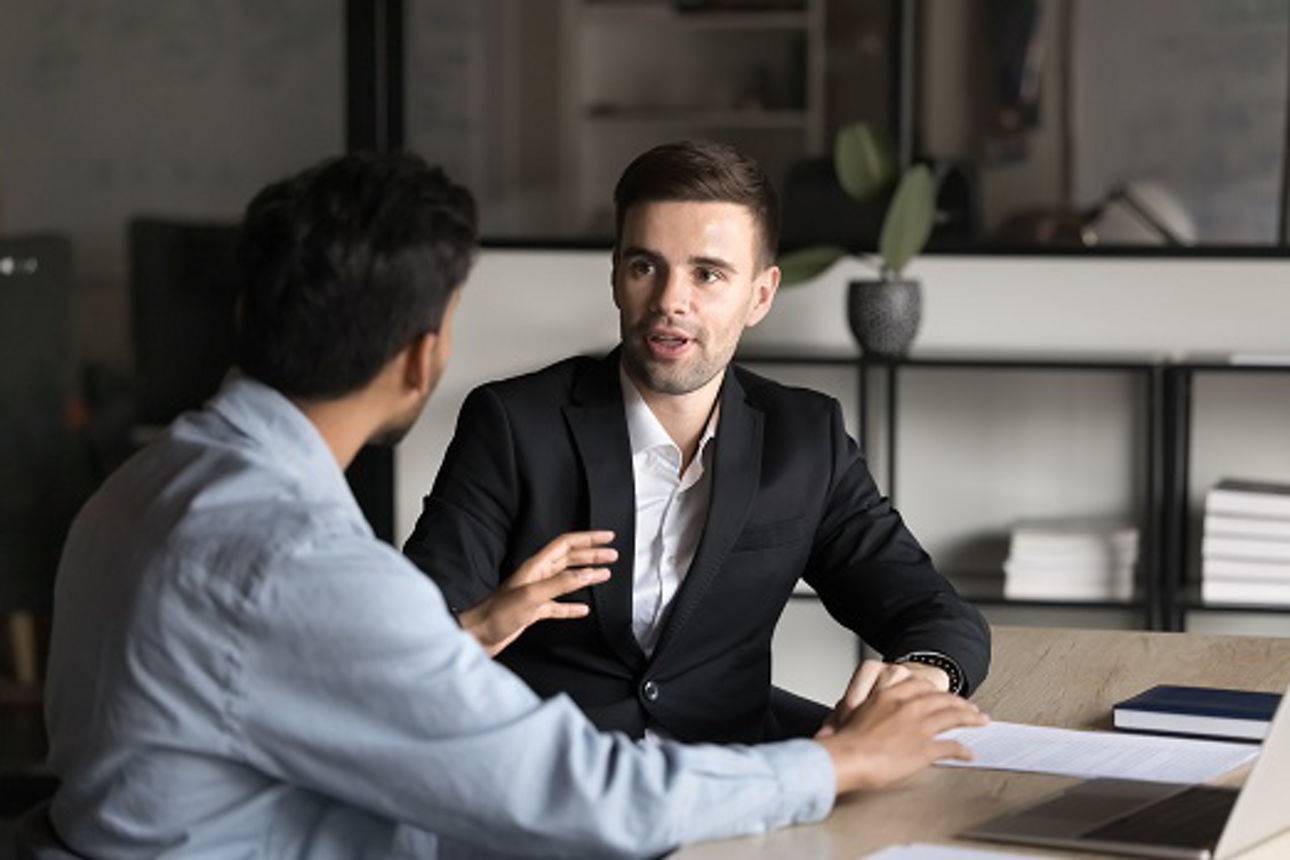 Junger Berater spricht mit einem Kunden
