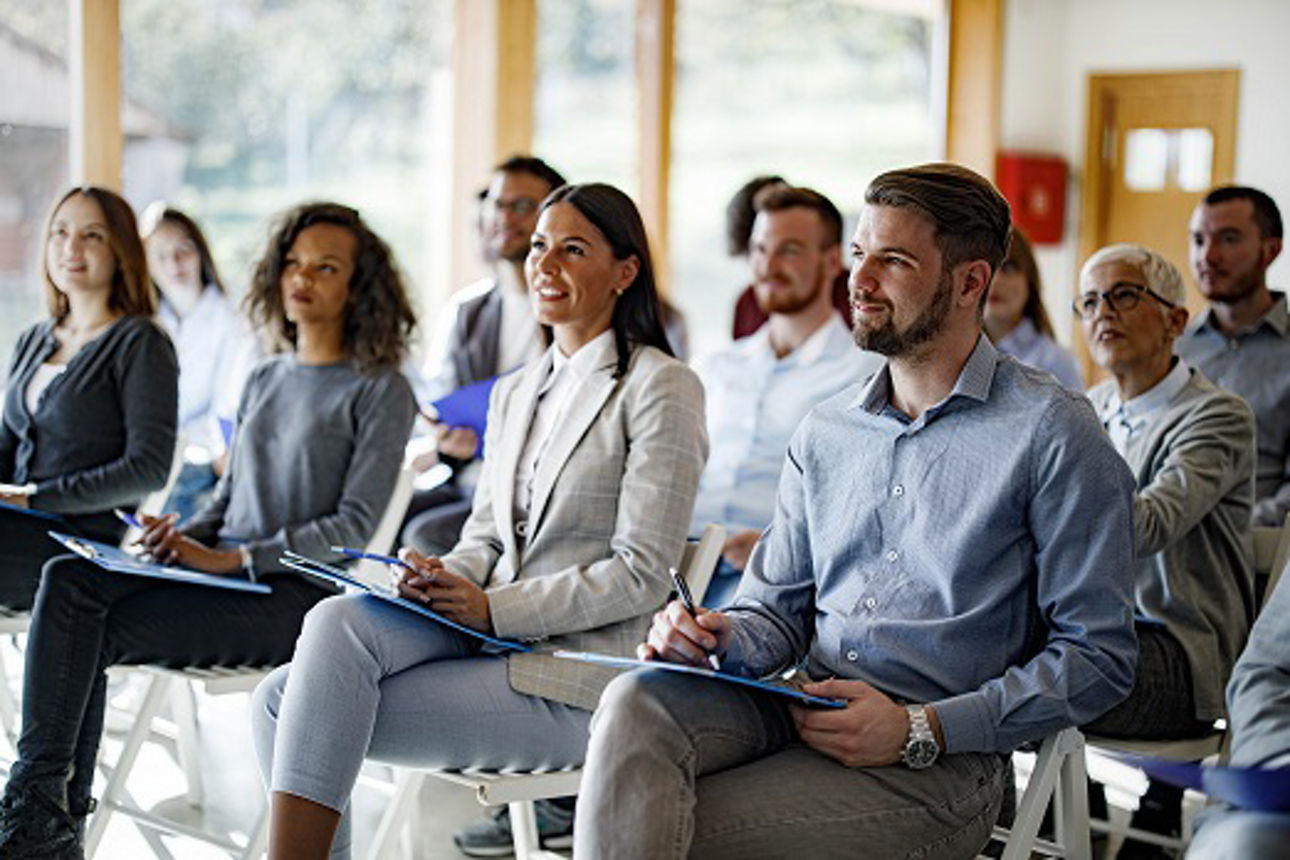 Mitarbeiter sizten in einer Schulung
