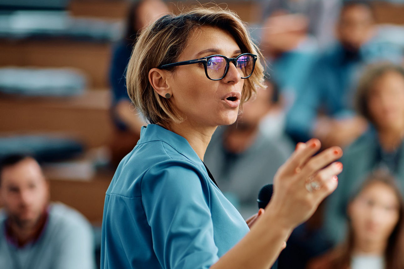 Frau hält einen Vortrag 