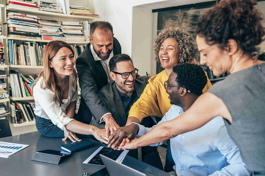 Team legt die Hände zusammen