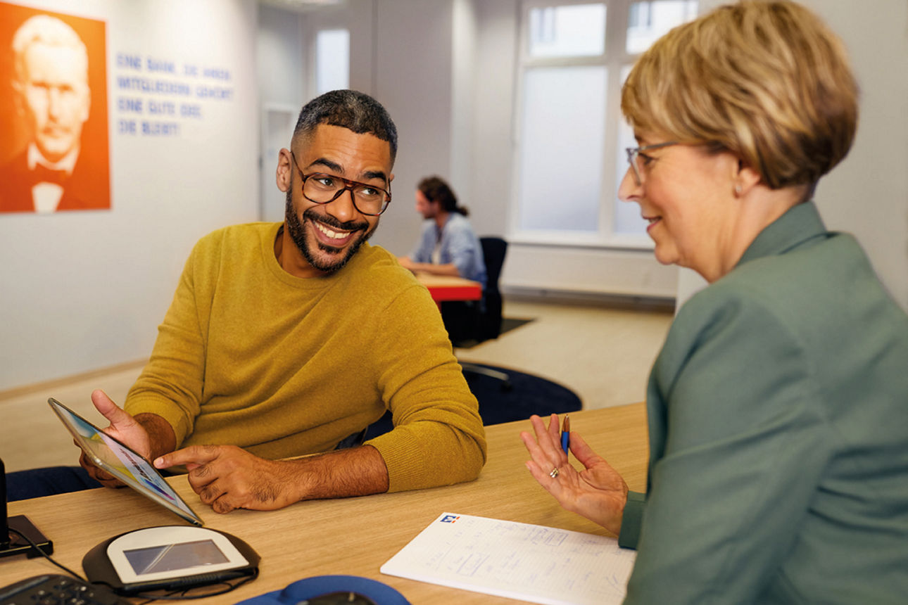 Ein Mann und eine Frau in einem Beratungsgespräch