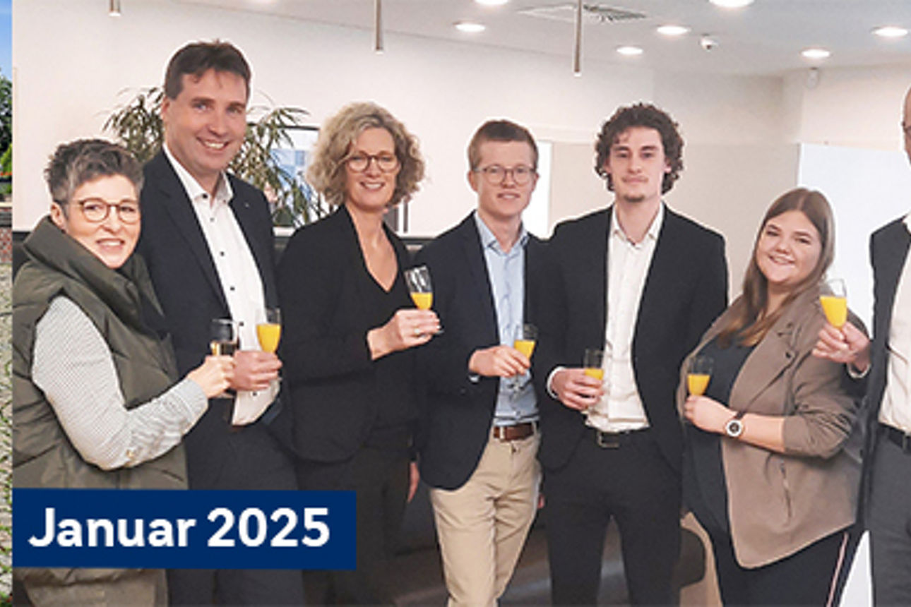 Zwei Fotos von Personen in formeller Kleidung