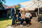 Rald Specht, Mara Schwing und Thomas Burkard auf der Nah bei dir Bank