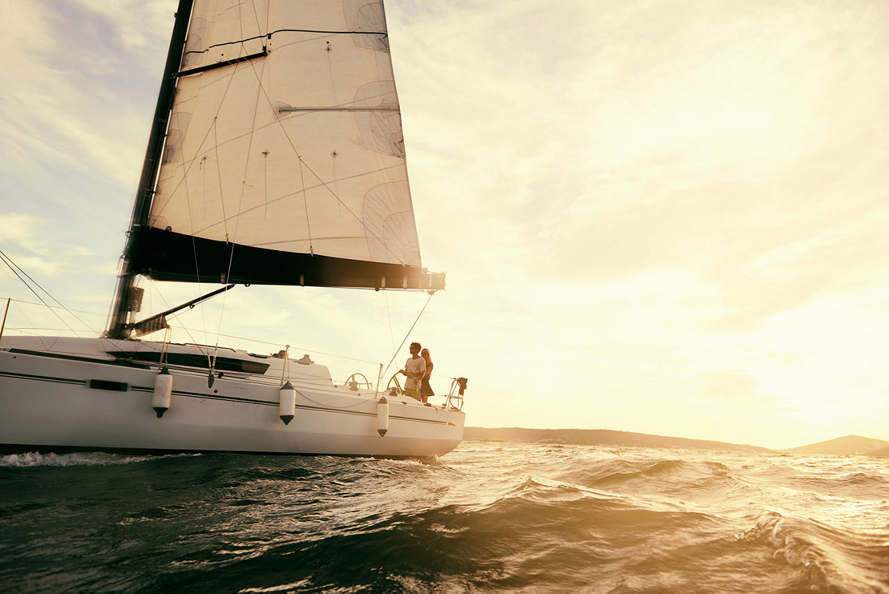 Paar segelt auf dem Meer mit einer Segelboot