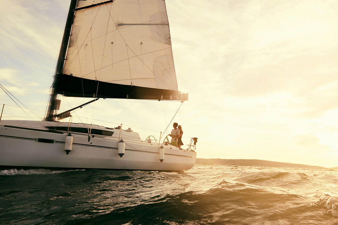 Paar segelt auf dem Meer mit einer Segelboot