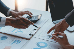 Ein Team von Experten analysiert Finanzdaten, um strategische Entscheidungen zu treffen.