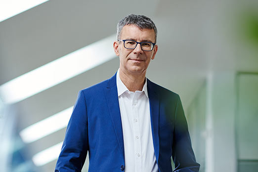 Geschäftsmann im Anzug, der in die Kamera schaut