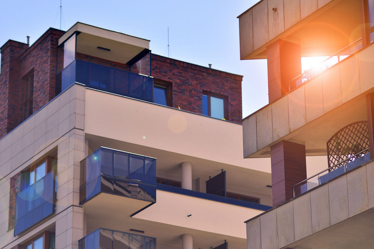 Motiv von einer modernen Neubauimmobilie bei Sonnenaufgang