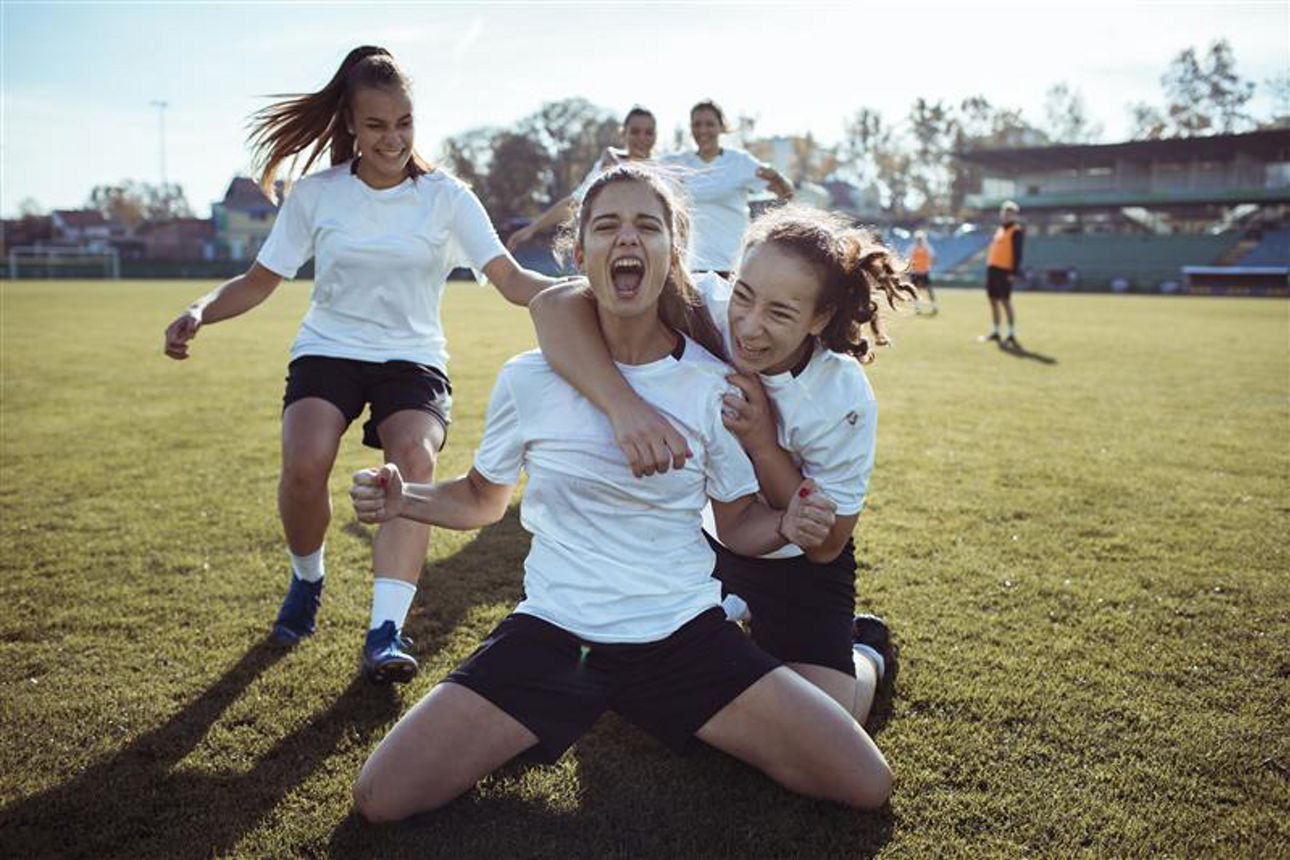 junge Fussballerinnen freuen sich über Tor