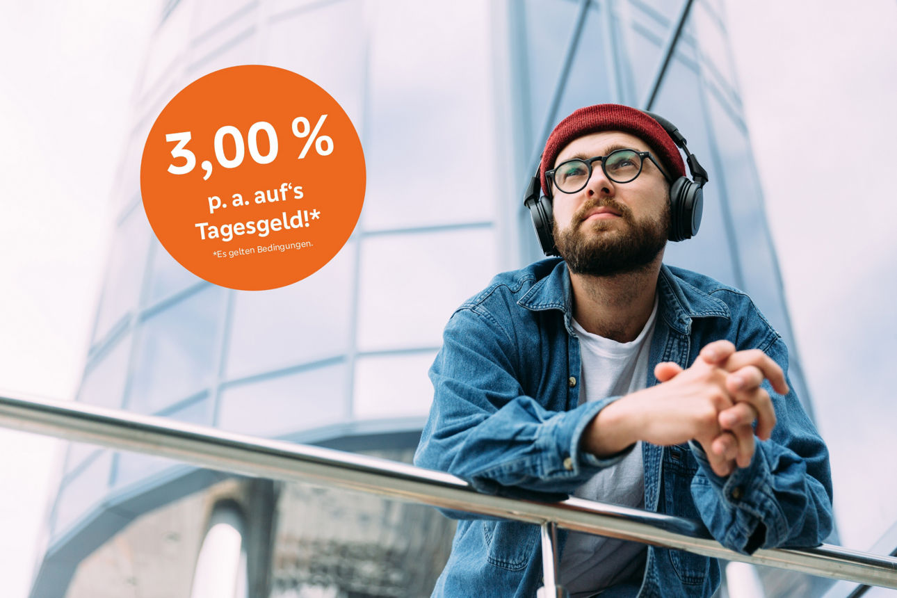 MeinZukunftsPlan - Junger Mann trägt Kopfhörer und slehnt an einem Geländer 