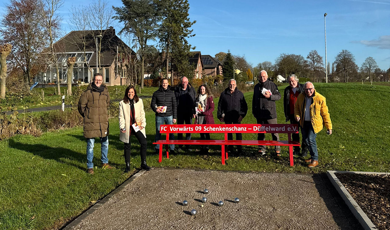 Gruppenfoto der Spendübergabe für eine neue Boulebahn mit Mitglieder der Bank und FC Vorwärts 09 Scheckenschanz-Düffelward