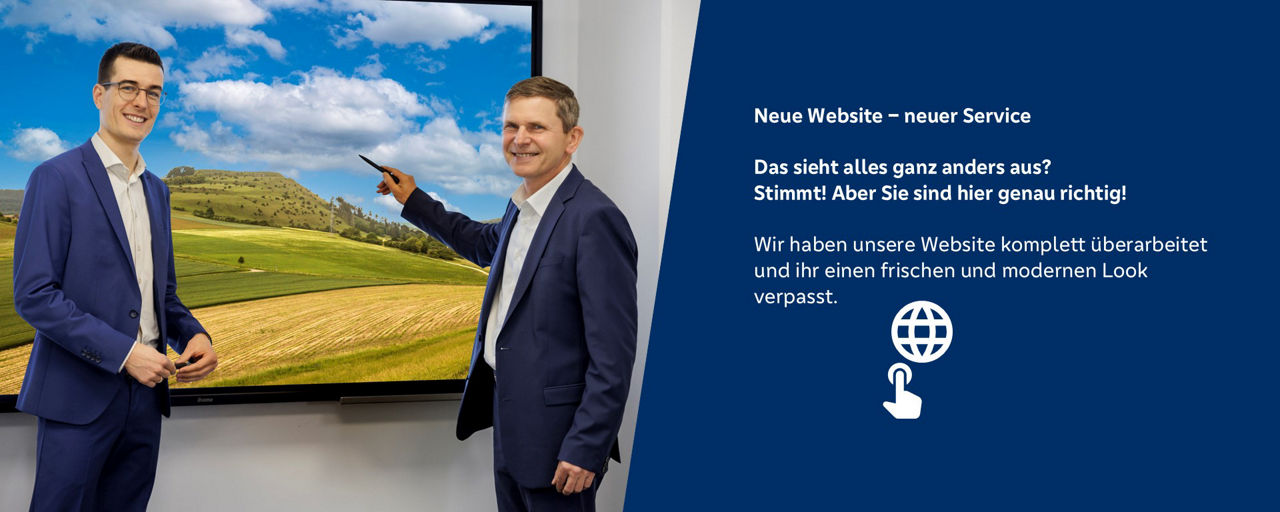 Eine junge Frau steht mit Farbflecken auf der Kleidung und einem Pinsel zwischen Mund und Nase geklemmt in einem Atelier