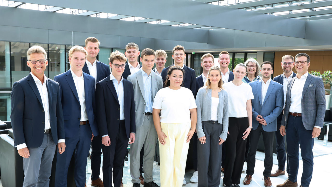 13 neue Auszubildende der Volksbank Krefeld und Vorstände