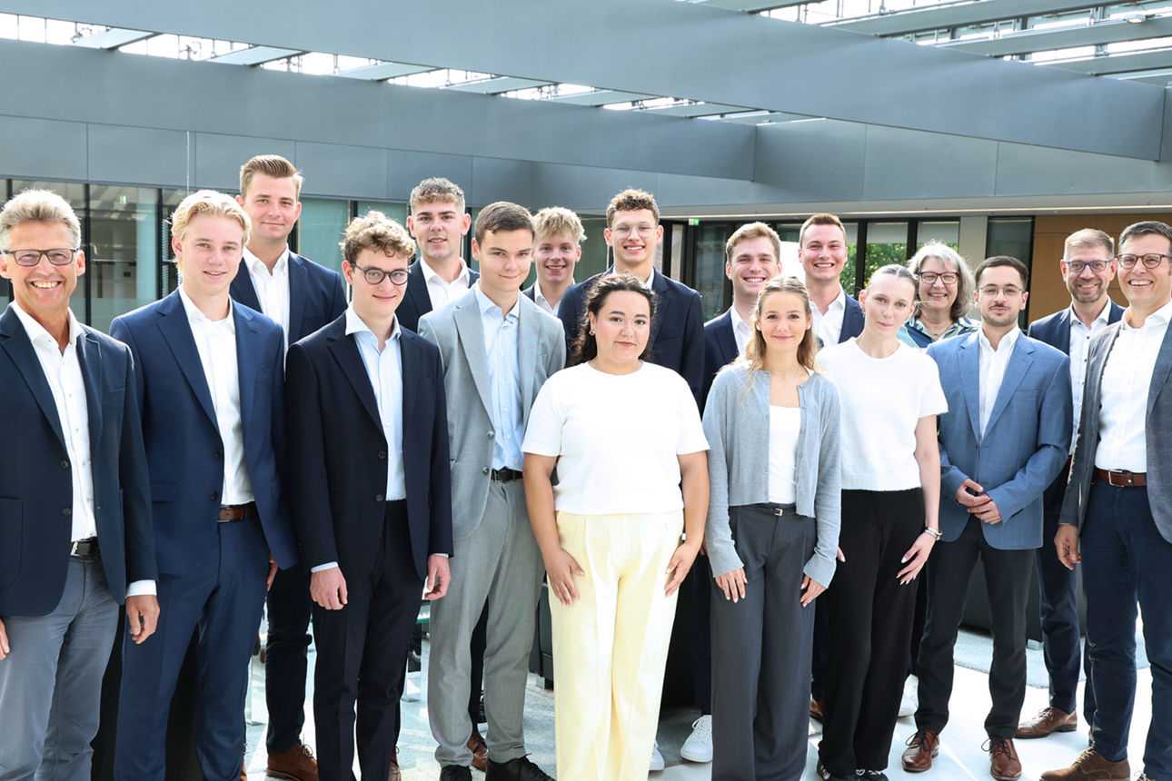 13 neue Auszubildende der Volksbank Krefeld und Vorstände