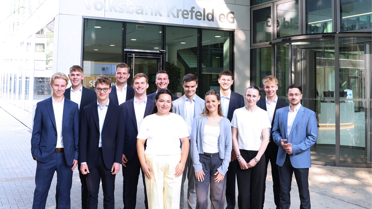 13 neue Auszubildende der Volksbank Krefeld
