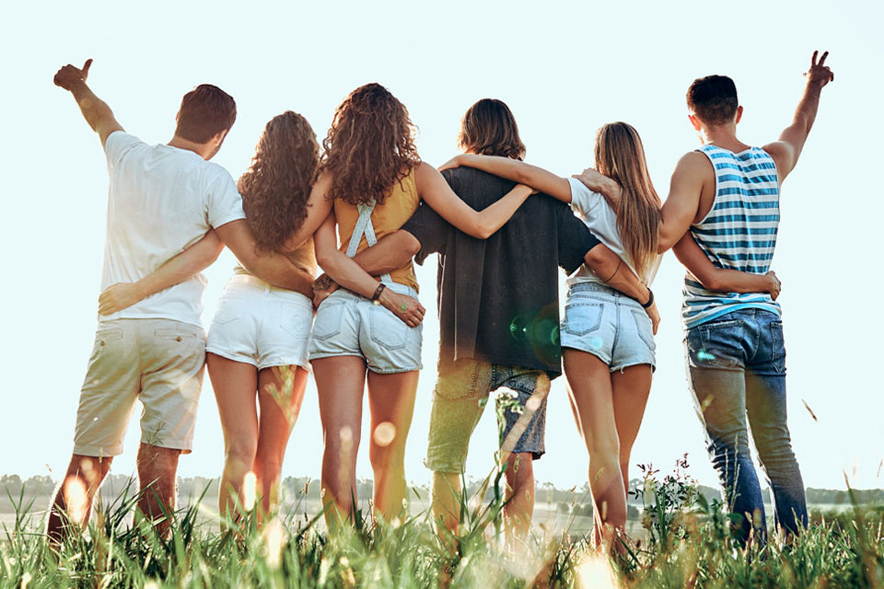 Eine Menschengruppe schaut in Richtung Horizont 