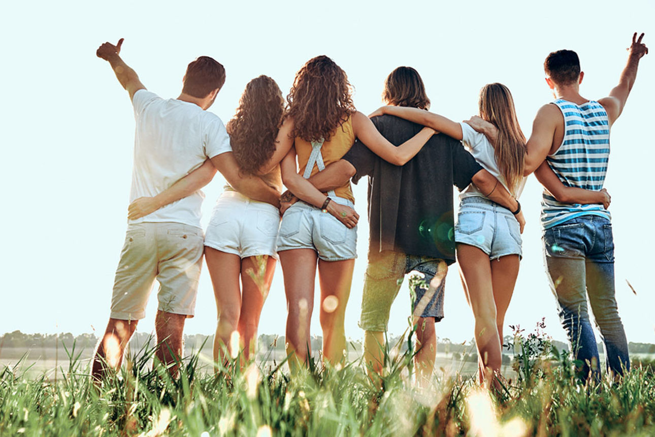 6 Personen, die Arm in Arm auf einer Wiese stehen. Daneben ein Button mit der Aufschrift #Dicht bei Ihnen