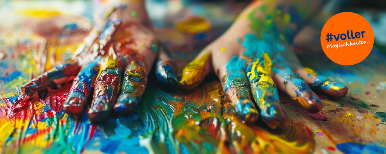 Hände die mit Fingerfarbe malen