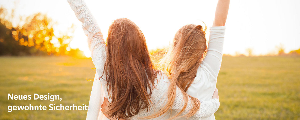 Zwei Frauen auf einem Feld bei Sonnenaufgang