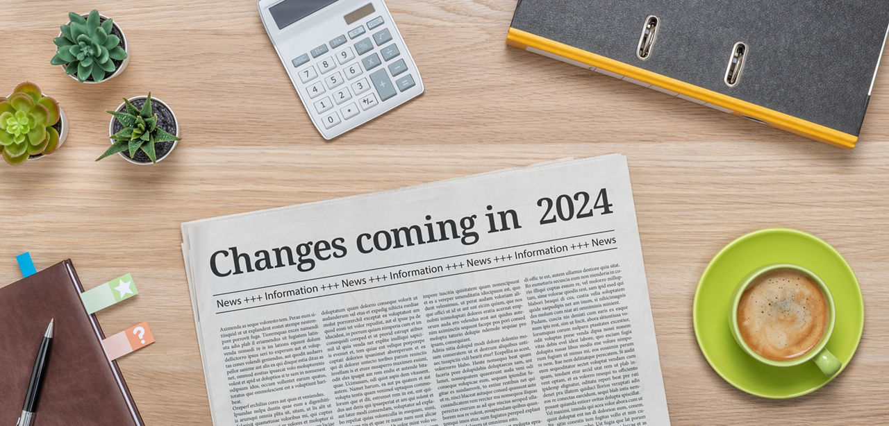 Eine Zeitung auf einem Schreibtisch mit der Schlagzeile „Änderungen kommen im Jahr 2024“