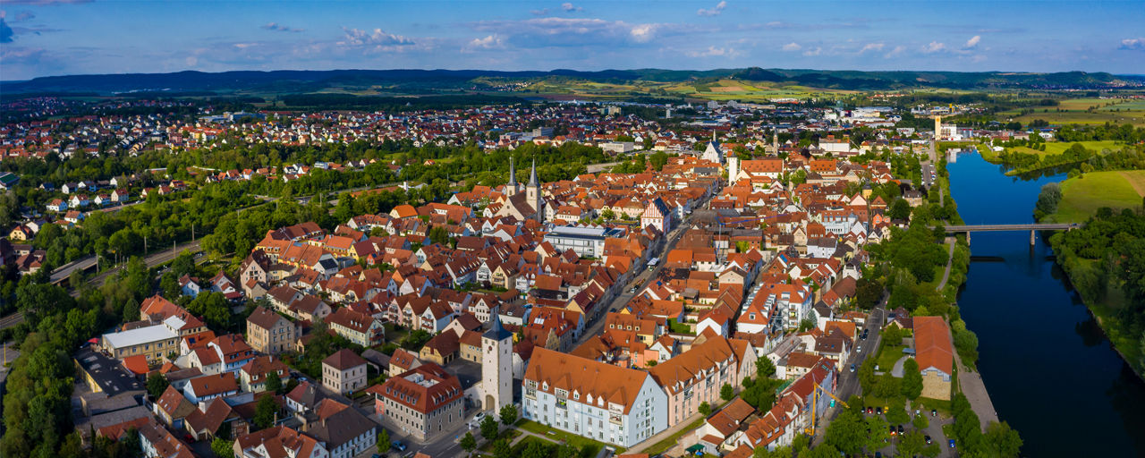 Blick aus der Vogelperspektive auf Haßfurt und die Haßberge