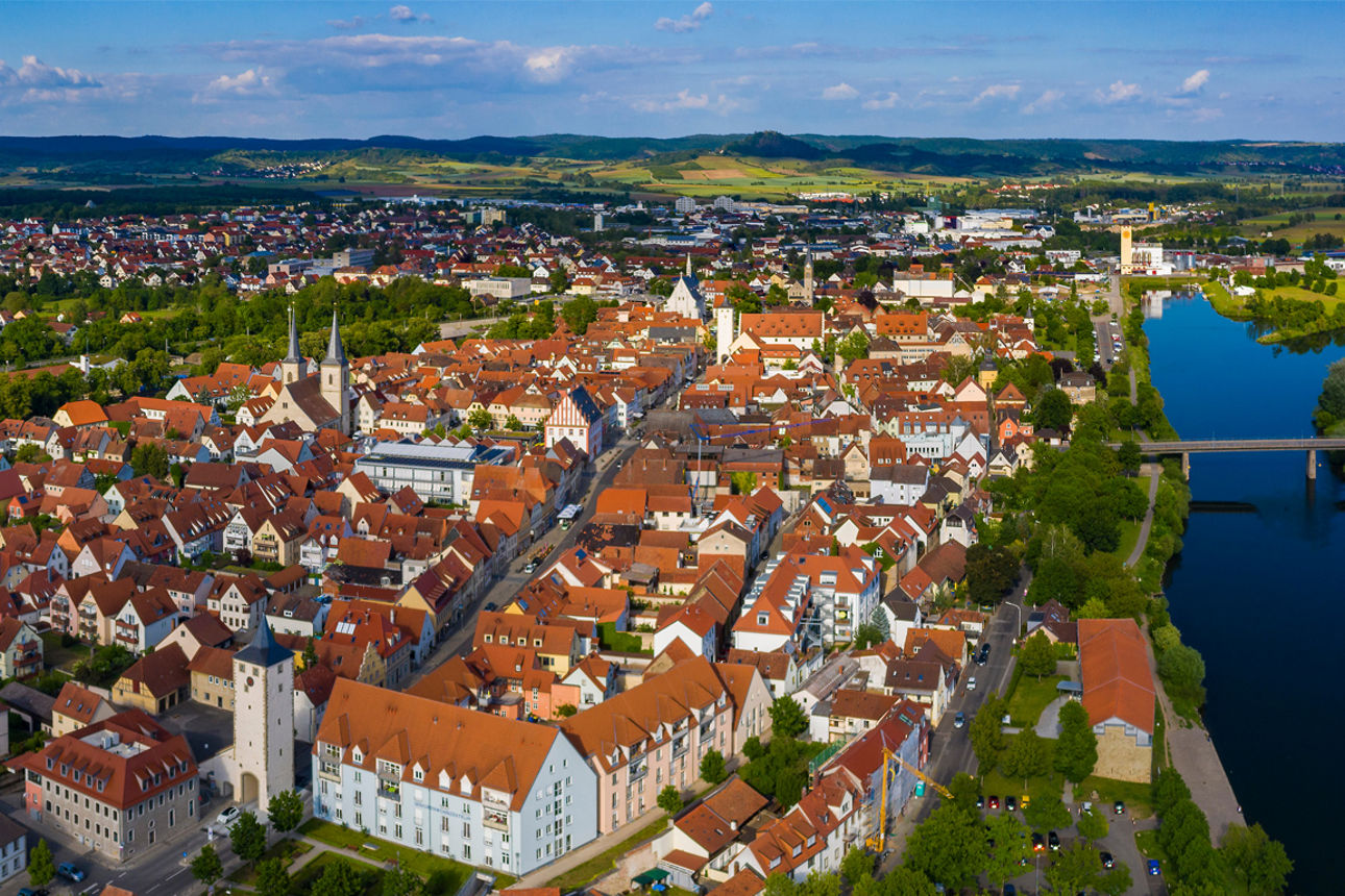 Blick aus der Vogelperspektive auf Haßfurt und die Haßberge