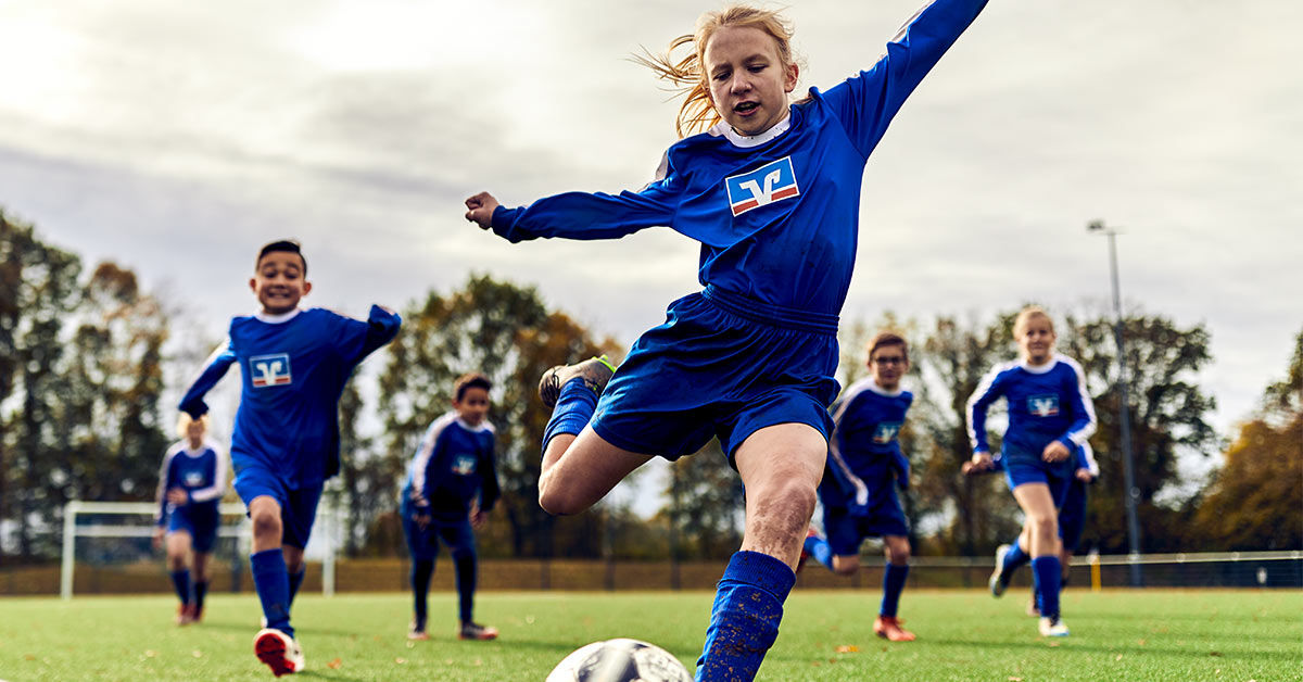 Jugendliche Fußballmanschaft mit Volksbank-Trikots