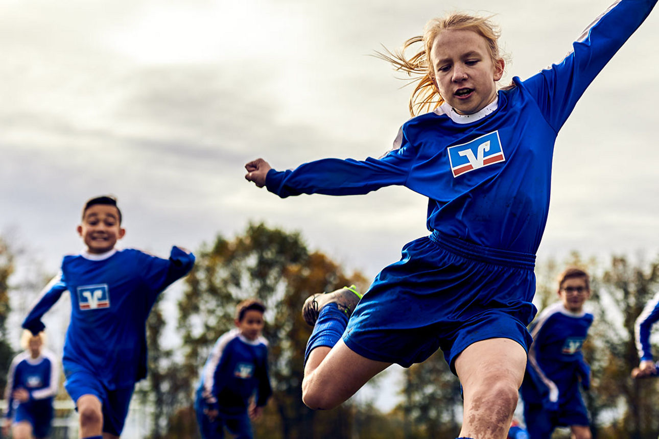 ein fußballspielendes junges Mädchen